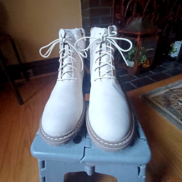 WOMEN'S IVORY COMBAT BOOTS-(NWOT) - Picture 2 of 9